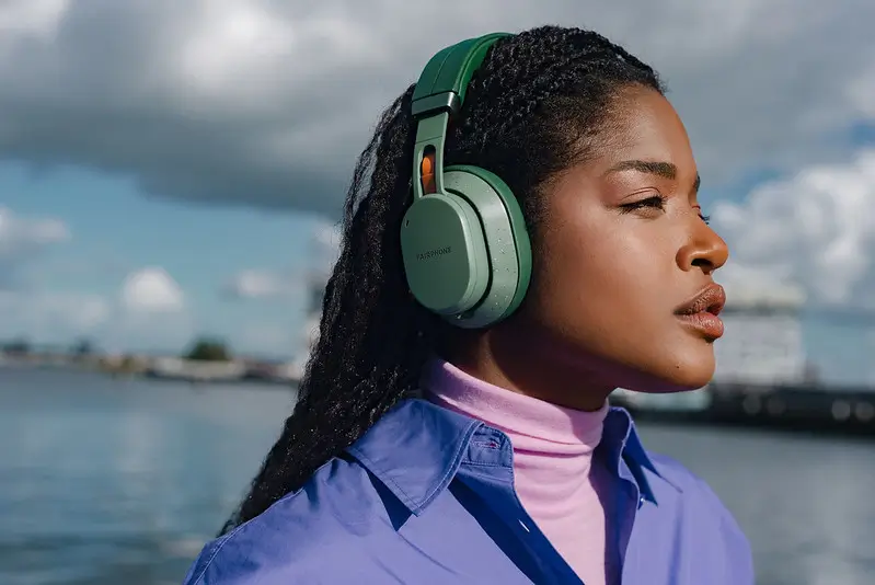 girl with headphone